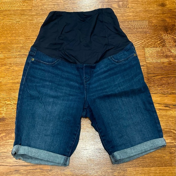 Old Navy Maternity Shorts Size 6 - Picture 1 of 3